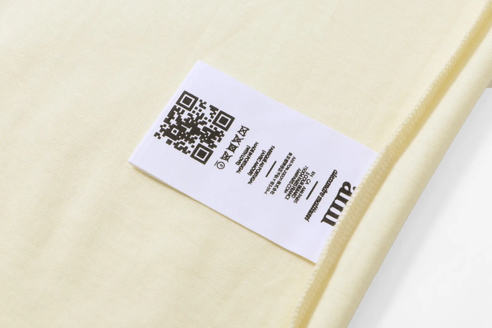Style No.: A 007# P57 Ami 2026 Spring/Summer New Arrival T-shirt Short Sleeve The workmanship of this chapter is extremely cumbersome and complex. It uses water-soluble polyester and water-soluble thread to start the pattern, dye it, then air-dry, shape it, and then laser process the details. The process takes a long time, which distinguishes it from the junk version of the leaky bottom fabric on the market. We completely restore the correct version of the official website 1:1, with high-weight fabrics, synchronized detail routing, and restored official website letter embroidery, which is the only correct version on the entire network. Color: Apricot Red Black Red White Red Navy Blue Gray Apricot Black Sizes: S-XL